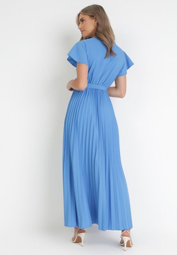 Born2be - Niebieska Elegancka Sukienka Maxi w Plisy z Kopertowym Dekoltem i Wiązaniem Thessi. Kolor: niebieski. Sezon: lato. Typ sukienki: kopertowe. Styl: elegancki. Długość: maxi
