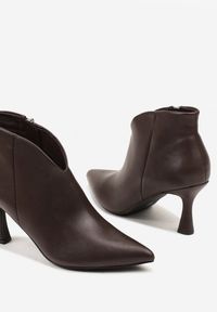 Renee - Brązowe Eleganckie Botki na Klepsydrze ze Szpiczastym Noskiem Sulibbia. Nosek buta: szpiczasty. Kolor: brązowy. Materiał: satyna, jeans. Obcas: na obcasie. Styl: elegancki. Wysokość obcasa: średni #5