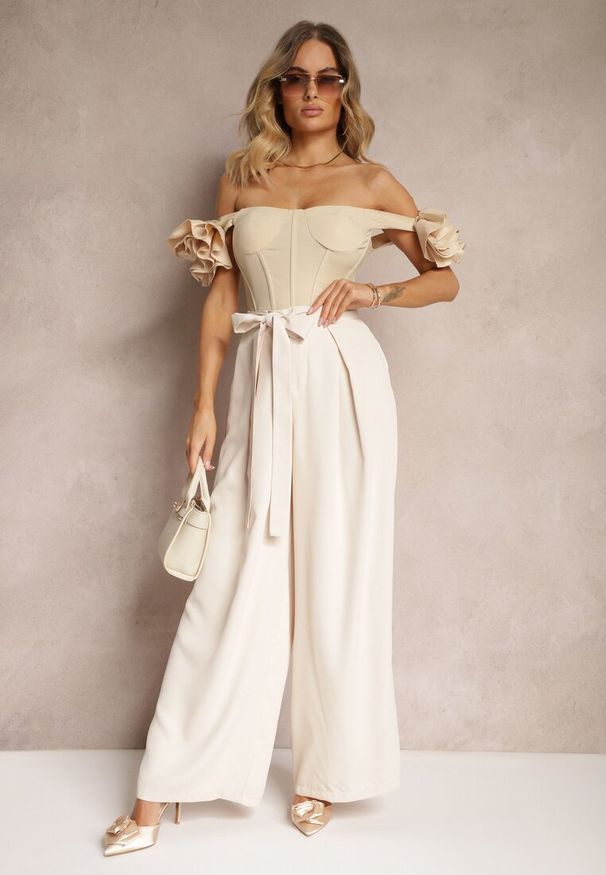 Renee - Beżowe Eleganckie Spodnie w Garniturowym Stylu High Waist Ozdobione Paskiem w Talii Wenelsea. Okazja: do pracy. Stan: podwyższony. Kolor: beżowy. Długość: długie. Wzór: aplikacja. Styl: elegancki