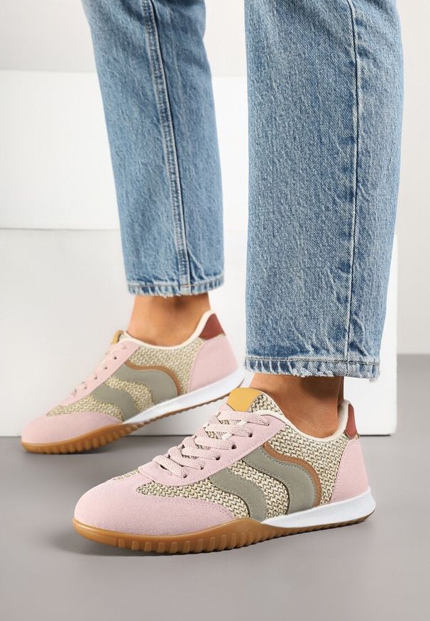 Renee - Różowo-Zielone Sneakersy z Geometrycznym Motywem i Plecionką Laniffia. Okazja: na spacer. Kolor: różowy. Materiał: jeans. Wzór: geometria. Sport: turystyka piesza