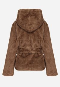 Born2be - Jasnobrązowa Kurtka Futerko z Kapturem i Wiązanym Paskiem Zetara. Okazja: na spacer, na co dzień. Typ kołnierza: kaptur. Kolor: brązowy. Materiał: futro. Styl: casual, klasyczny #3