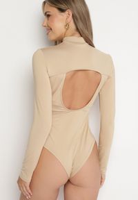 Born2be - Ciemnobeżowe Prążkowane Body z Półgolfem i Dodatkiem Wiskozy Naonaya. Kolor: beżowy. Materiał: wiskoza, prążkowany #3