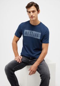 Mustang - MUSTANG PRINT TEE MĘSKI T-SHIRT KOSZULKA LOGO NADRUK DRESS BLUES 1014937 5334. Wzór: nadruk #3