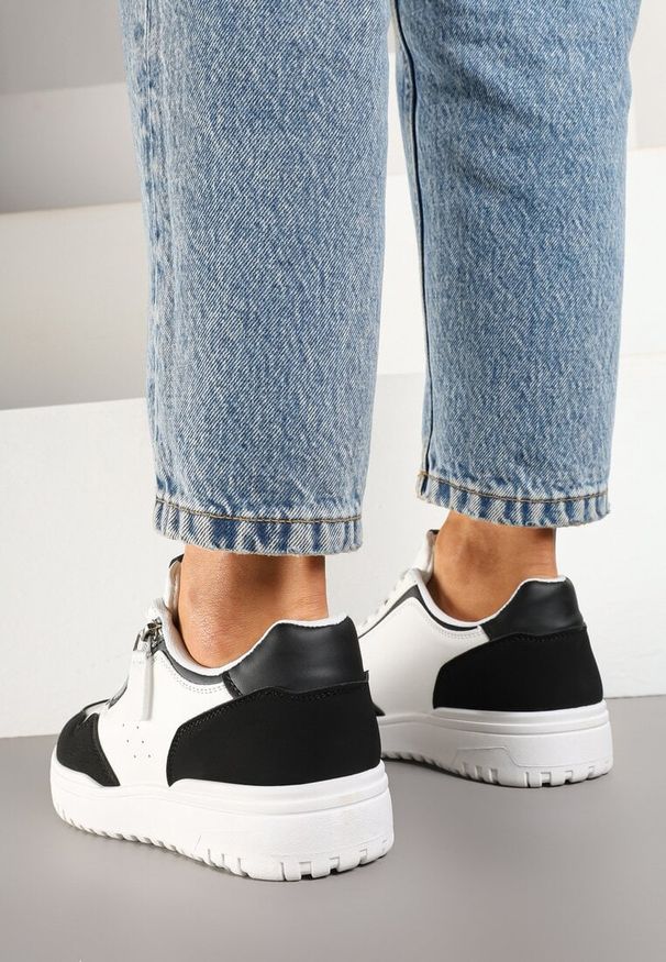 Born2be - Biało-Czarne Sneakersy na Niskiej Platformie z Ozdobnym Suwakiem i Perforacją Ulivane. Okazja: na co dzień. Kolor: biały. Materiał: jeans. Obcas: na platformie