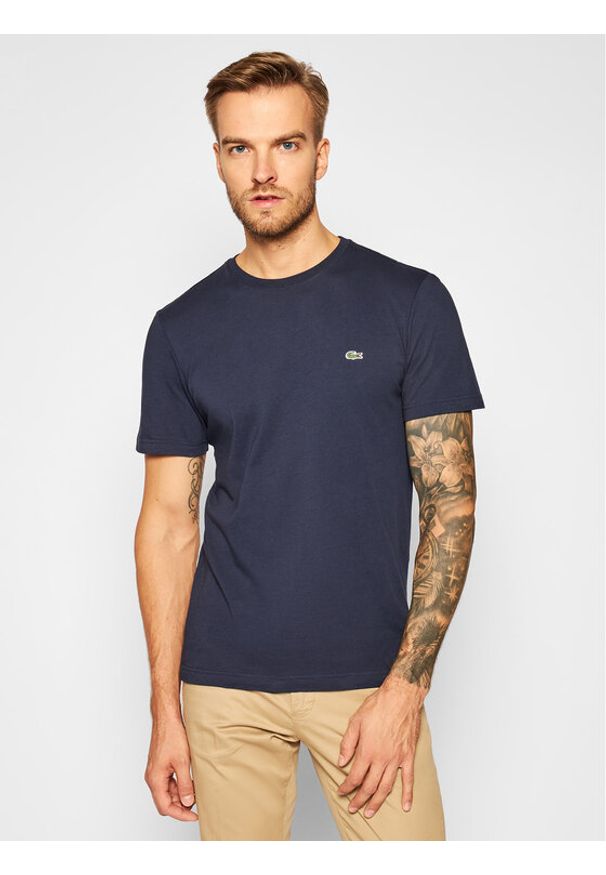 Lacoste T-Shirt TH2038 Granatowy Regular Fit. Kolor: niebieski. Materiał: bawełna