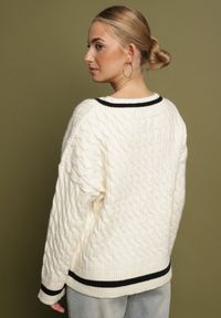 Born2be - Jasnobeżowy Sweter Preppy z Domieszką Kaszmiru Zdobiony Strukturalnym Splotem Lorentie. Okazja: do pracy, na co dzień, na spotkanie biznesowe. Typ kołnierza: dekolt w serek. Kolor: beżowy. Materiał: kaszmir. Wzór: aplikacja, ze splotem. Styl: klasyczny, casual, elegancki, biznesowy #5