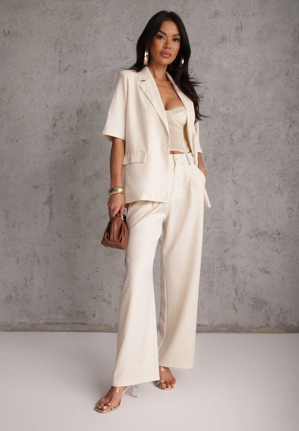 Renee - Beżowy Komplet Garniturowy Marynarka z Krótkim Rękawem i Spodnie Wide Leg Coramara. Kolor: beżowy. Wzór: aplikacja