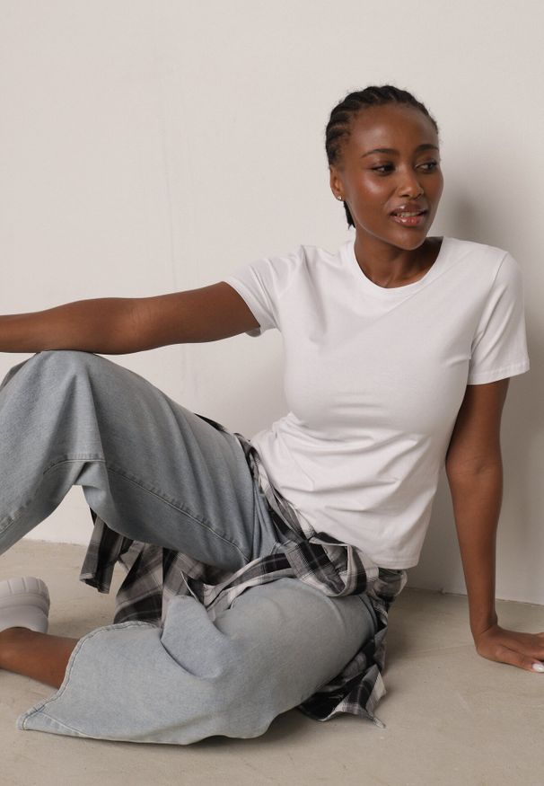 Born2be - Biały Bawełniany T-shirt w Klasycznym Stylu Nedila. Kolor: biały. Materiał: bawełna. Długość: długie. Styl: klasyczny