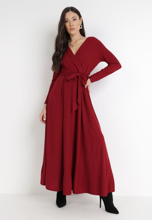 Born2be - Bordowa Sukienka Damialla. Typ kołnierza: dekolt w kształcie V. Kolor: czerwony. Materiał: dzianina. Długość rękawa: długi rękaw. Wzór: gładki. Typ sukienki: rozkloszowane, kopertowe. Styl: wizytowy, elegancki. Długość: maxi