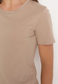 Born2be - Beżowy Gładki T-shirt z Krótkim Rękawem Elldora. Kolor: beżowy. Materiał: jeans, bawełna. Długość rękawa: krótki rękaw. Długość: krótkie. Wzór: gładki. Styl: klasyczny, elegancki #5