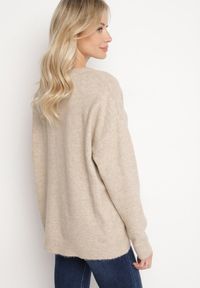 Born2be - Ciemnobeżowy Sweter z Wełną i Trójkątnym Dekoltem Zivida. Okazja: na co dzień. Kolor: beżowy. Materiał: wełna. Długość rękawa: długi rękaw. Długość: długie. Styl: klasyczny, elegancki, casual #6