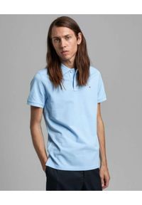 GANT - Błękitny t-shirt polo Regular fit. Typ kołnierza: polo. Kolor: niebieski. Materiał: bawełna. Wzór: haft