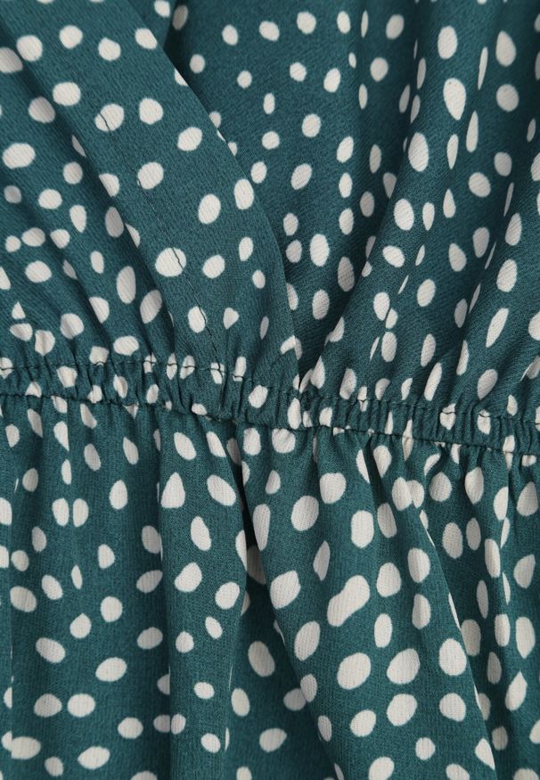 Born2be - Zielona Sukienka Kepherine. Kolor: zielony. Materiał: materiał, tkanina. Wzór: kropki. Typ sukienki: kopertowe. Długość: mini