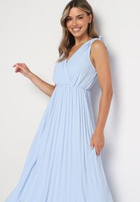 Born2be - Jasnoniebieska Plisowana Sukienka z Bawełną i Wiskozą o Rozkloszowanym Kroju z Gumką w Talii Xefia. Okazja: na co dzień, na spotkanie biznesowe. Kolor: niebieski. Materiał: bawełna, wiskoza. Sezon: lato, wiosna. Styl: biznesowy, klasyczny, casual