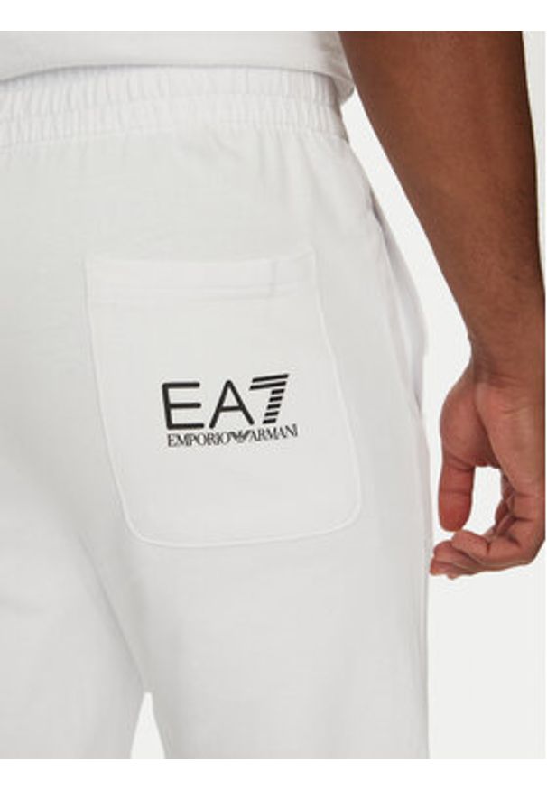 EA7 Emporio Armani Spodnie dresowe 7M000571 AF13512 M0003 Biały Regular Fit. Kolor: biały. Materiał: bawełna