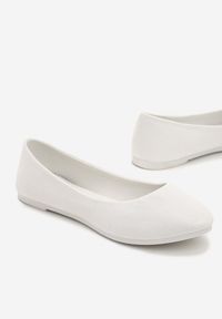 Renee - Białe Balerinki Gibbs. Nosek buta: okrągły. Zapięcie: bez zapięcia. Kolor: biały. Materiał: materiał. Obcas: na płaskiej podeszwie. Styl: klasyczny, elegancki #4