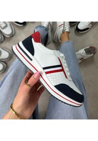 eVento - Biało granatowe skórzane półbuty damskie Evento 8467. Okazja: na co dzień. Nosek buta: okrągły. Zapięcie: sznurówki. Kolor: biały. Materiał: skóra. Szerokość cholewki: normalna. Sezon: wiosna, lato, jesień. Styl: elegancki, casual, klasyczny, sportowy #1