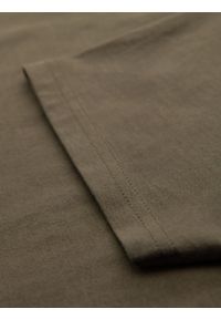 Ombre Clothing - Męska klasyczna bawełniana koszulka z dekoltem w serek BASIC – ciemnooliwkowa V6. Typ kołnierza: dekolt w serek. Kolor: oliwkowy. Materiał: bawełna. Styl: klasyczny #4