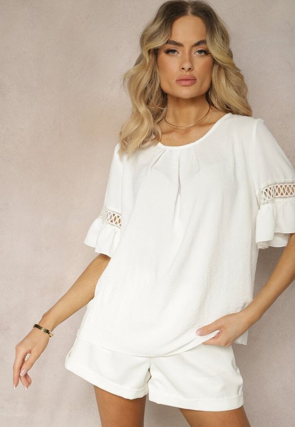 Renee - Biała Luźna Bluzka z Ażurową Wstawką na Rękawach Birian. Kolor: biały. Materiał: jeans, koronka. Wzór: ażurowy. Sezon: lato. Styl: elegancki