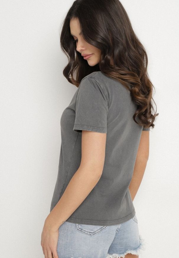 Born2be - Ciemnoszary Bawełniany T-shirt z Metalicznym Napisem i Motylem Zarevalia. Okazja: na co dzień. Kolor: szary. Materiał: bawełna. Wzór: napisy. Styl: klasyczny, casual, elegancki, sportowy