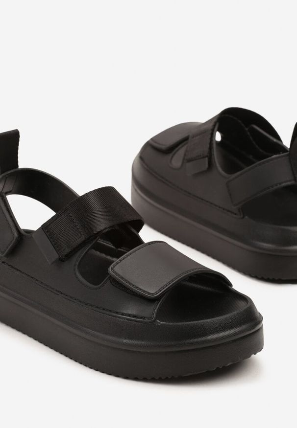 Born2be - Czarne Sandały na Piankowej Platformie z Zapięciem na Rzep Vonamia. Okazja: na co dzień. Zapięcie: rzepy. Kolor: czarny. Sezon: lato. Obcas: na platformie. Styl: klasyczny, casual, elegancki