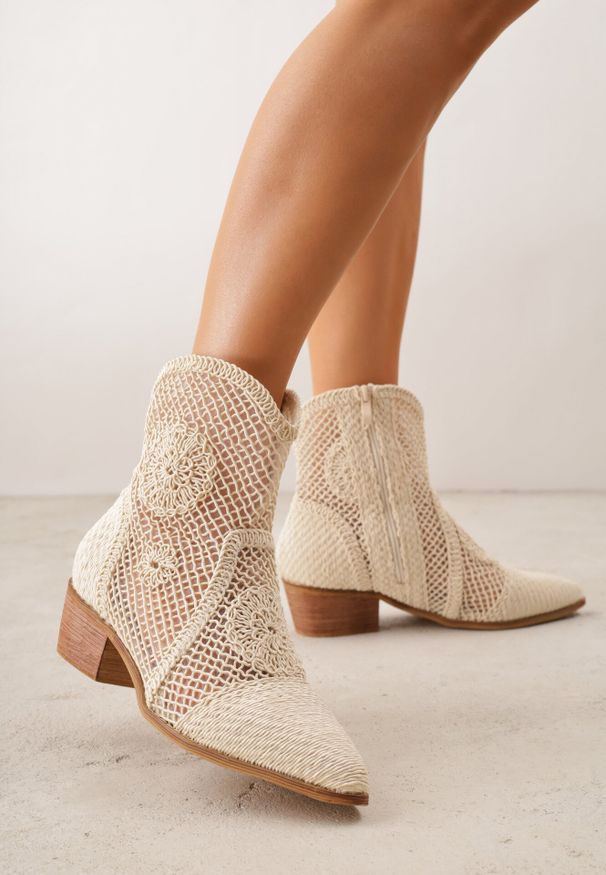 Born2be - Beżowe Ażurowe Botki Kowbojki VICES na Niskim Obcasie Azimessa. Okazja: na co dzień, na spotkanie biznesowe, do pracy. Kolor: beżowy. Materiał: jeans. Wzór: ażurowy. Obcas: na obcasie. Styl: casual, biznesowy, elegancki. Wysokość obcasa: niski