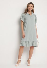 Born2be - Jasnozielona Sukienka Koszulowa z Guzikami i Falbankami Tenalena. Okazja: na co dzień. Typ kołnierza: kołnierz z falbankami. Kolor: zielony. Typ sukienki: koszulowe. Styl: casual, elegancki, sportowy #6