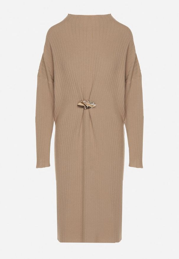 Born2be - Beżowa Sweterkowa Sukienka z Wiskozą i Broszką Tinarrea. Okazja: do pracy, na spacer. Kolor: beżowy. Materiał: wiskoza. Wzór: aplikacja. Typ sukienki: sportowe. Styl: klasyczny, sportowy