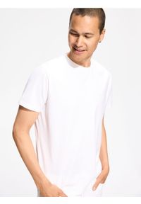Reserved - Gładki t-shirt regular fit - biały. Kolor: biały. Materiał: bawełna, dzianina. Wzór: gładki