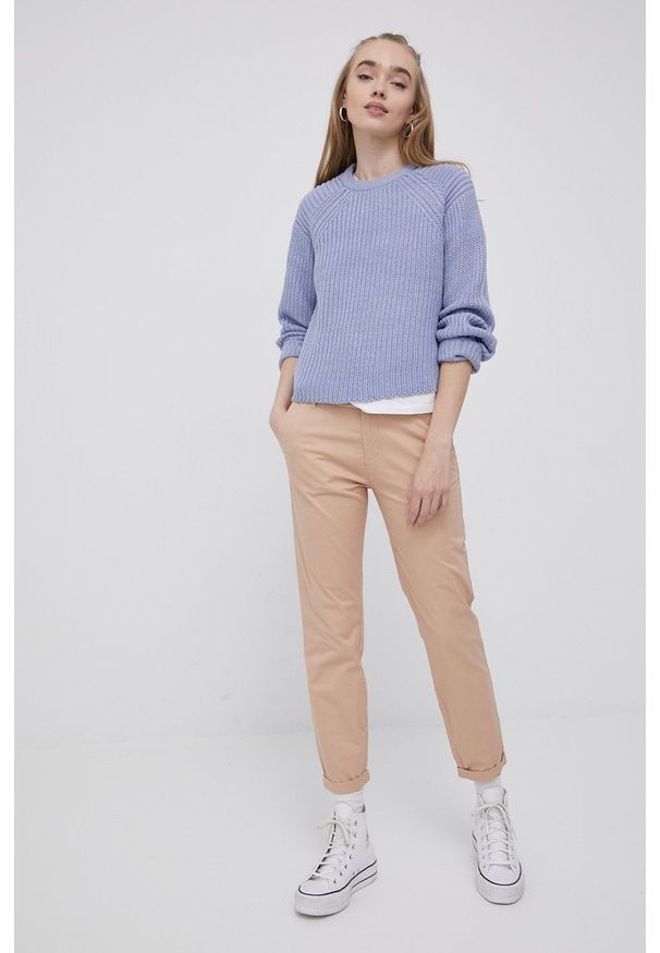 only - Only spodnie damskie kolor beżowy fason chinos medium waist. Kolor: beżowy. Materiał: tkanina, bawełna
