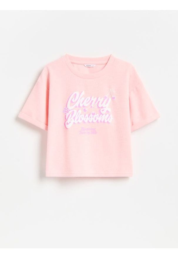 Reserved - Krótki t-shirt z nadrukiem - brzoskwiniowy. Kolor: pomarańczowy. Materiał: bawełna, dzianina. Długość: krótkie. Wzór: nadruk