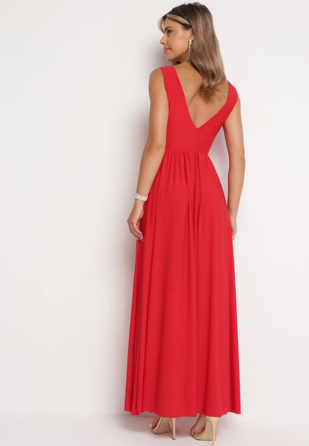 Born2be - Czerwona Koktajlowa Sukienka na Ramiączkach z Trójkątnym Dekoltem i Rozcięciem z Boku Nestarli. Okazja: na wesele, na imprezę, na ślub cywilny. Typ kołnierza: dekolt w kształcie V. Kolor: czerwony. Materiał: materiał. Długość rękawa: na ramiączkach. Sezon: lato. Styl: wizytowy