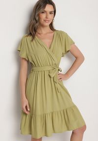 Born2be - Zielona Wiskozowa Sukienka z Kopertowym Dekoltem i Paskiem Aurenelle. Okazja: na co dzień. Typ kołnierza: dekolt kopertowy. Kolor: zielony. Materiał: wiskoza. Długość rękawa: krótki rękaw. Sezon: wiosna, lato. Typ sukienki: kopertowe. Styl: casual #2