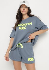 Born2be - Granatowy Komplet Oversize z Wiskozą T-shirt i Szorty z Nadrukiem Liravella. Kolor: niebieski. Materiał: wiskoza. Wzór: nadruk #6