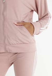 Born2be - Jasnoróżowy Komplet Dresowy 3-częściowy z Lampasami Hisa. Kolekcja: plus size. Kolor: różowy. Materiał: dresówka. Sport: turystyka piesza #4