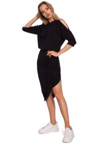 MOE - Asymetryczna Sukienka z Wycięciami na Ramionach - Czarna. Kolor: czarny. Materiał: elastan, bawełna. Typ sukienki: asymetryczne