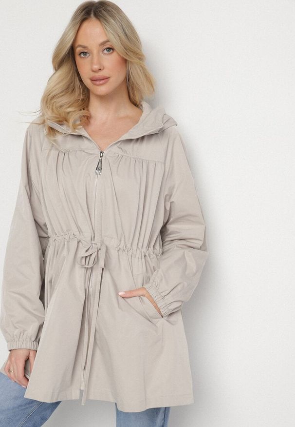 Born2be - Beżowa Kurtka Parka Ściągana w Pasie Troczkami Nevishia. Kolor: beżowy. Materiał: jeans. Styl: elegancki