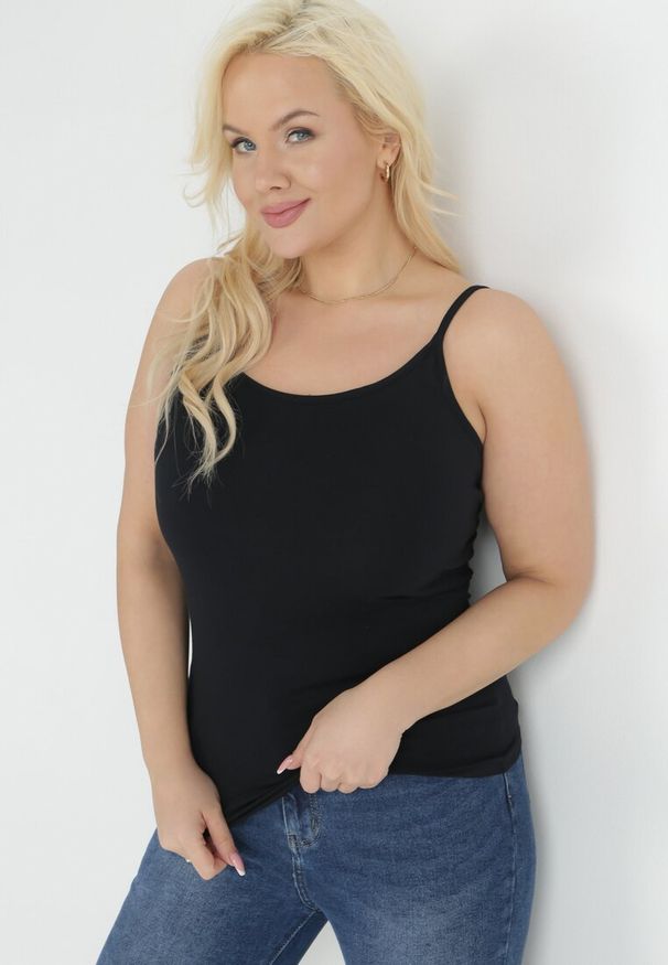 Born2be - Czarny Top na Cienkich Regulowanych Ramiączkach z Okrągłym Dekoltem Narenia. Okazja: na co dzień. Kolor: czarny. Materiał: bawełna, materiał, jeans. Długość rękawa: na ramiączkach. Styl: casual, klasyczny, elegancki