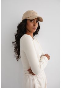 Marsala - Dopasowany top z długim rękawem z prążkowanej dzianiny w kolorze WARM BEIGE - MOODY. Kolor: beżowy. Materiał: dzianina, prążkowany. Długość rękawa: długi rękaw. Długość: długie #1