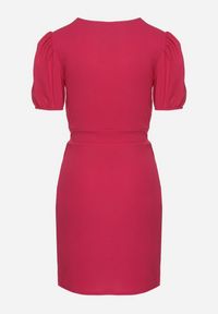 Born2be - Różowa Dopasowana Sukienka Ozdobiona Marszczeniem Iffovia. Okazja: na imprezę. Kolor: różowy. Wzór: aplikacja. Styl: klasyczny, elegancki #3