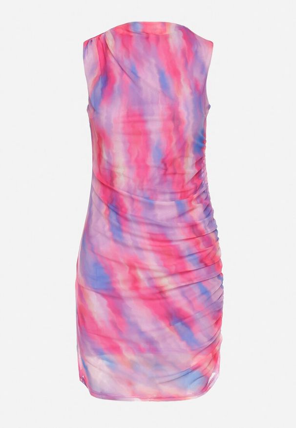 Born2be - Różowa Dopasowana Sukienka Mini Ozdobiona Wzorem Tie-Dye i Marszczeniami Xeris. Okazja: na imprezę. Kolor: różowy. Wzór: aplikacja. Styl: wakacyjny. Długość: mini