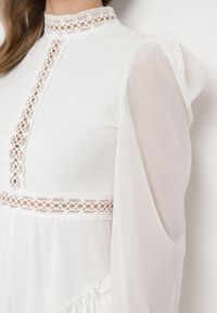 Born2be - Biała Rozkloszowana Sukienka Kombinezon Mini z Falbankami Gilha. Typ kołnierza: kołnierz z falbankami. Kolor: biały. Materiał: koronka. Wzór: aplikacja. Długość: mini #3