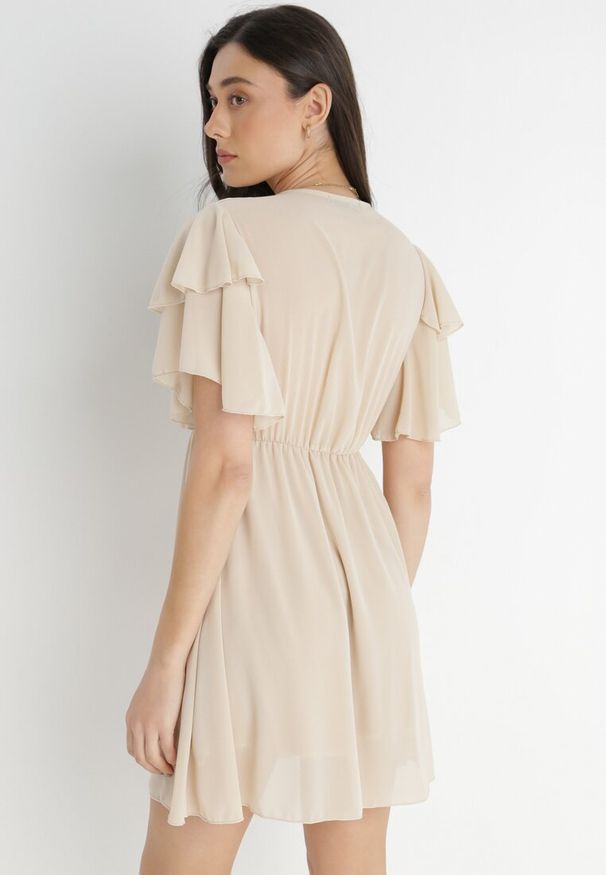 Born2be - Jasnobeżowa Sukienka Theselle. Okazja: na co dzień, na imprezę. Kolor: beżowy. Długość rękawa: krótki rękaw. Wzór: jednolity. Sezon: lato. Typ sukienki: kopertowe. Styl: casual. Długość: mini