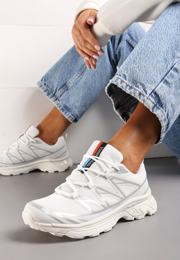 Renee - Biało-Srebrne Sneakersy z Ozdobnymi Wstawkami i Ściąganą Gumką Aineri. Nosek buta: okrągły. Kolor: biały. Materiał: materiał. Obcas: na obcasie. Wysokość obcasa: niski