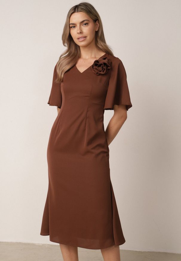 Born2be - Brązowa Koktajlowa Sukienka VICES ze Zwiewnymi Rękawami i Kwiatową Aplikacją 3D Talilia. Okazja: na wesele, na ślub cywilny, na imprezę. Kolor: brązowy. Wzór: aplikacja, kwiaty. Styl: wizytowy