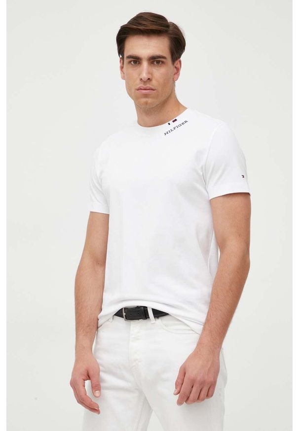 TOMMY HILFIGER - Tommy Hilfiger t-shirt bawełniany kolor biały z aplikacją. Kolor: biały. Materiał: bawełna. Długość rękawa: krótki rękaw. Długość: krótkie. Wzór: aplikacja. Styl: klasyczny