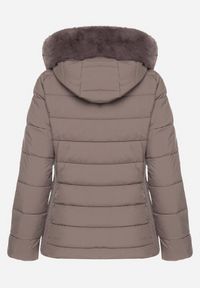 Born2be - Ciemnoszara Pikowana Kurtka o Taliowanym Kroju z Kapturem z Futerkiem Tinessa. Okazja: na spacer, na co dzień. Typ kołnierza: kaptur. Kolor: szary. Materiał: futro. Sezon: zima. Styl: casual #4