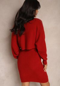 Renee - Bordowy Komplet z Wiskozy Sweter Ozdobiony Cyrkoniami i Prążkowana Spódnica Emelessa. Kolor: czerwony. Materiał: wiskoza, prążkowany. Wzór: aplikacja