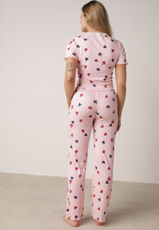 Born2be - Różowy Komplet Piżamowy z Elastycznego Materiału Spodnie i Bluzka w Serca Veys. Kolekcja: plus size. Kolor: różowy. Materiał: materiał