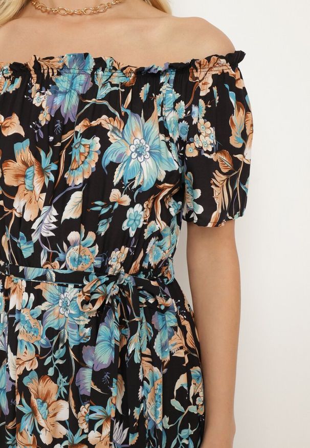 Born2be - Czarno-Niebieska Sukienka z Hiszpańskim Dekoltem z Wiązanym Paskiem w Kwiaty z Bawełny Rissanique. Okazja: na co dzień. Kolor: czarny. Materiał: bawełna. Wzór: kwiaty. Sezon: lato. Typ sukienki: rozkloszowane. Styl: elegancki, casual